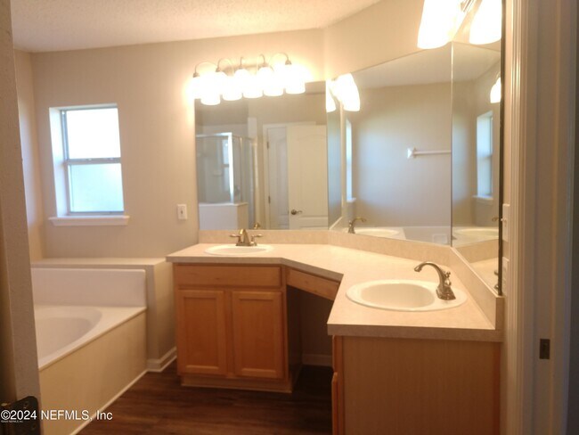 Building Photo - 14019 Crestwick Dr W