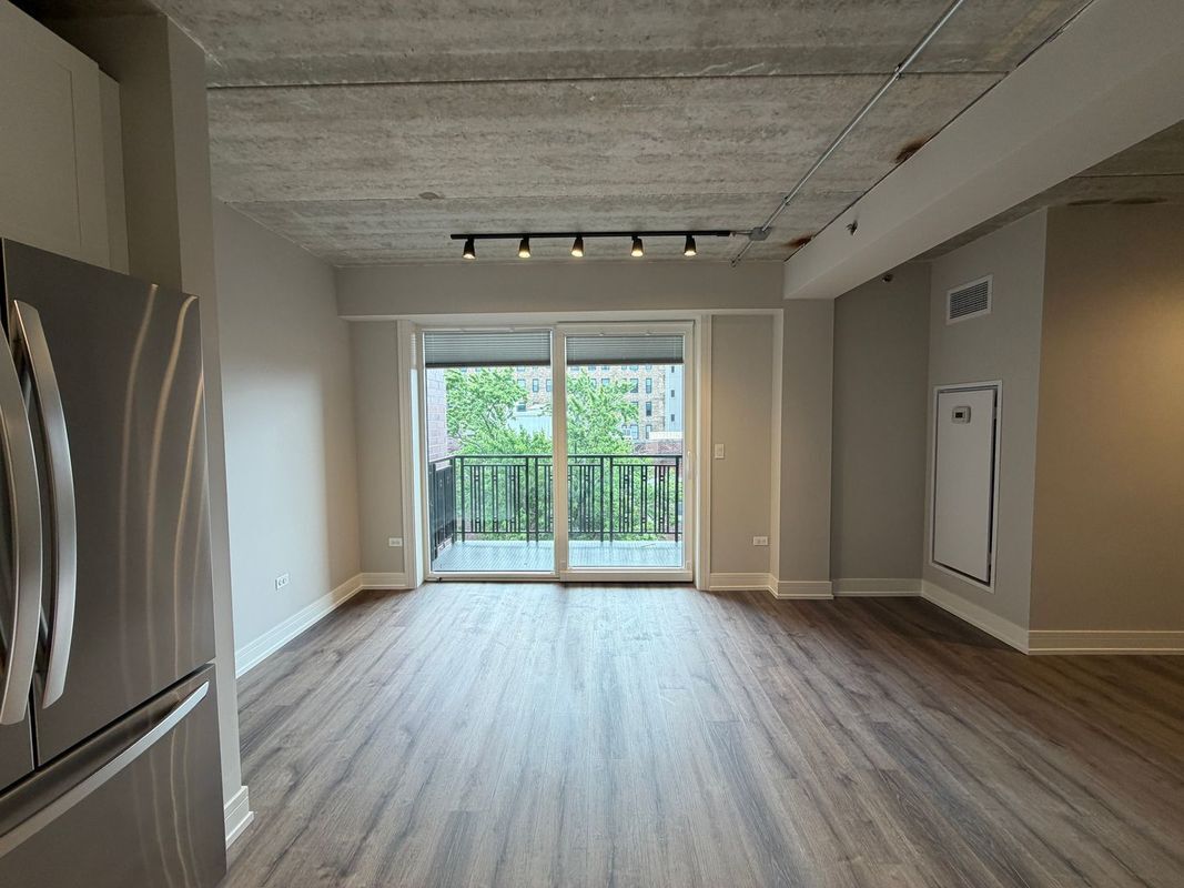 Building Photo - 952 W Carmen Ave
