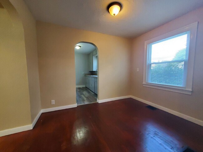 Building Photo - Belmont 2 Bedroom Bungalow