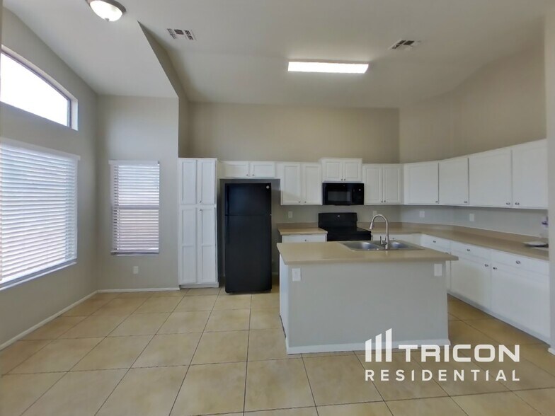 Building Photo - 8334 W Baxter Dr