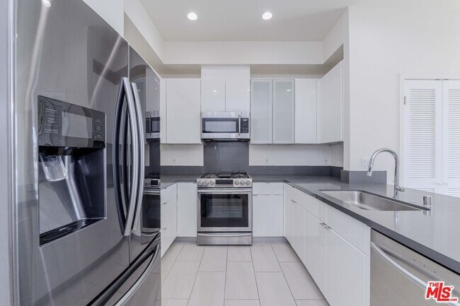 Building Photo - 105 S Mariposa Ave