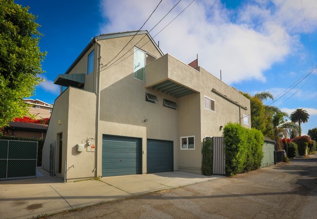 Exterior Apt. unit above garages shows balcony - 3016 Ruskin St