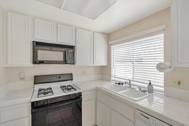 Building Photo - 253 Green Moor Pl