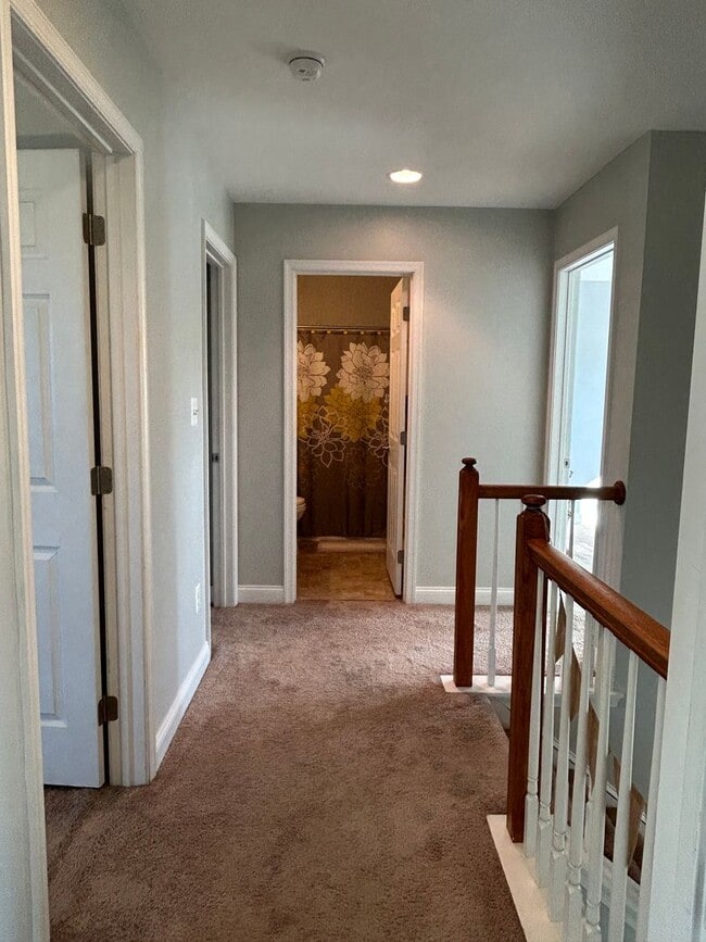 Building Photo - 84 Laks Ct