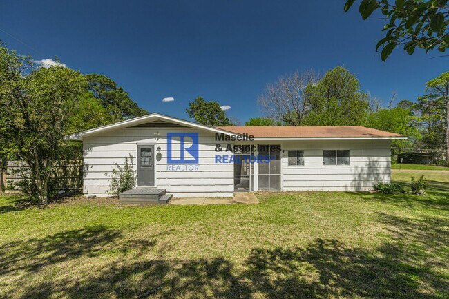 Building Photo - 3 Bed/2 Bath Home In Huntington Park