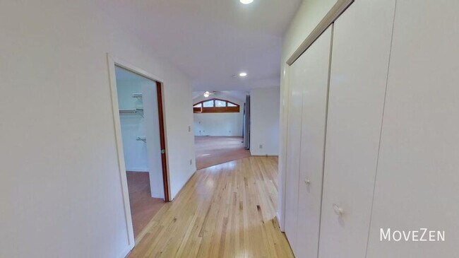 Building Photo - 2323 Ridgefield Dr