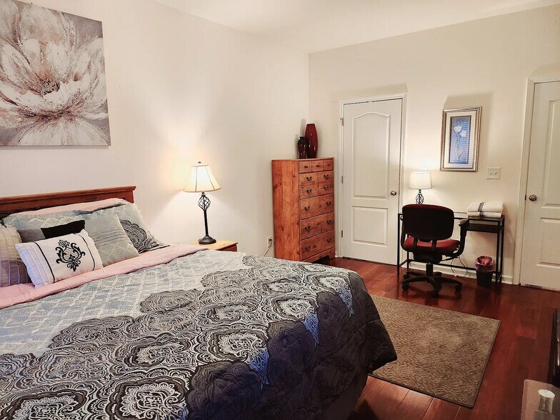 Building Photo - Room in House on Kestrel Cir