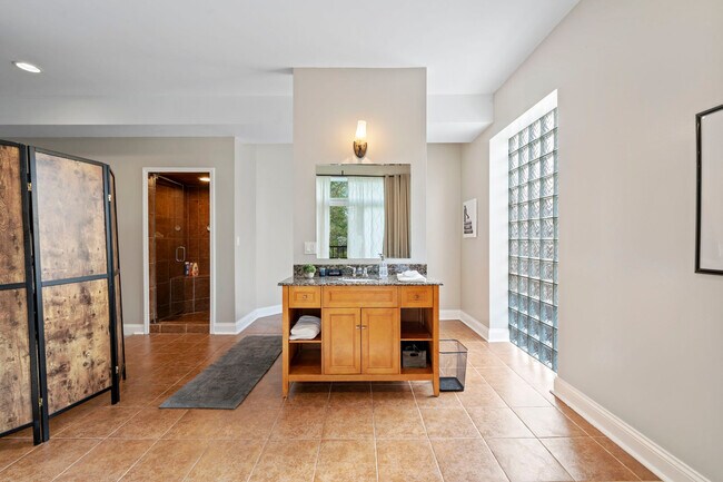 Building Photo - 2630 S Throop St