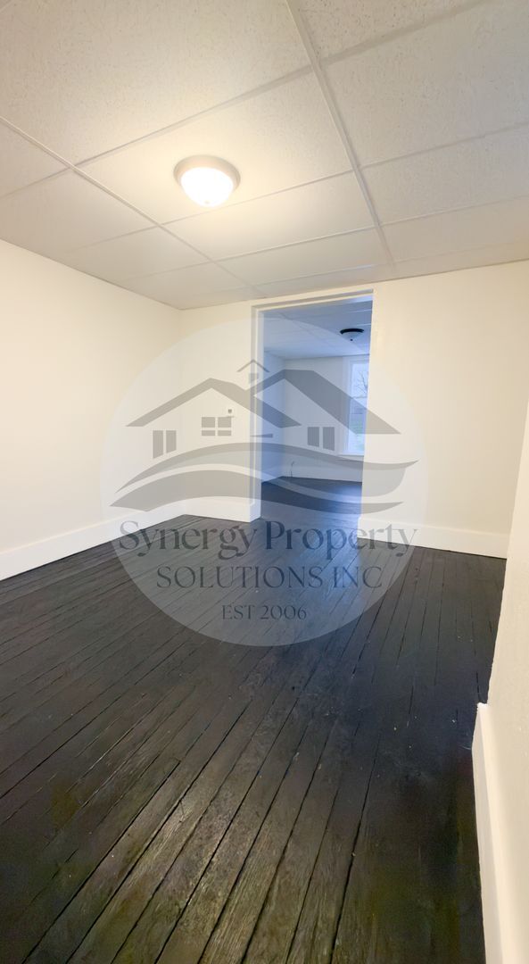 Building Photo - Large Home Available Now