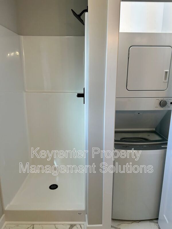 Building Photo - 300 Fairview Ave