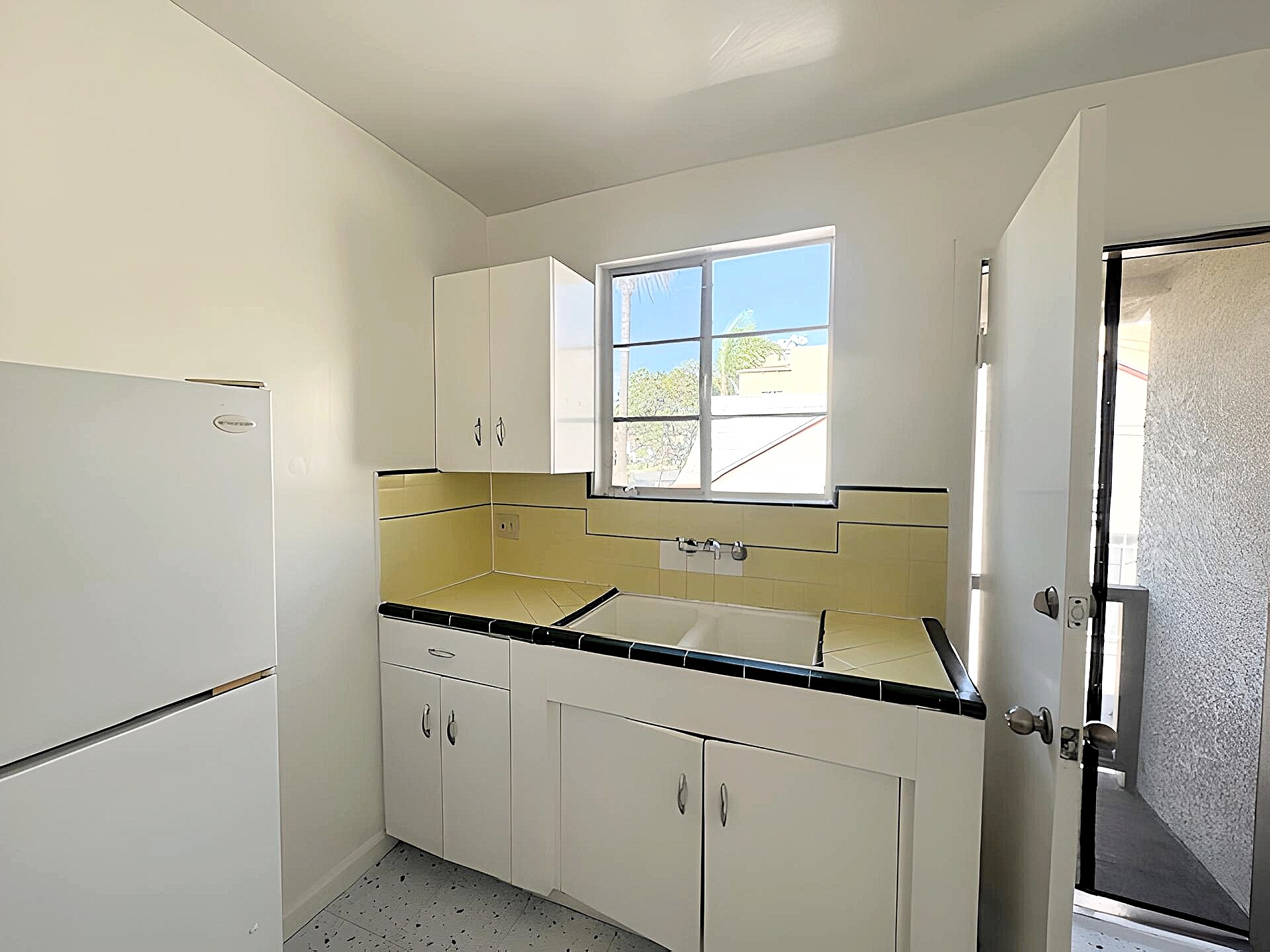 Building Photo - 1318 S Cloverdale Ave