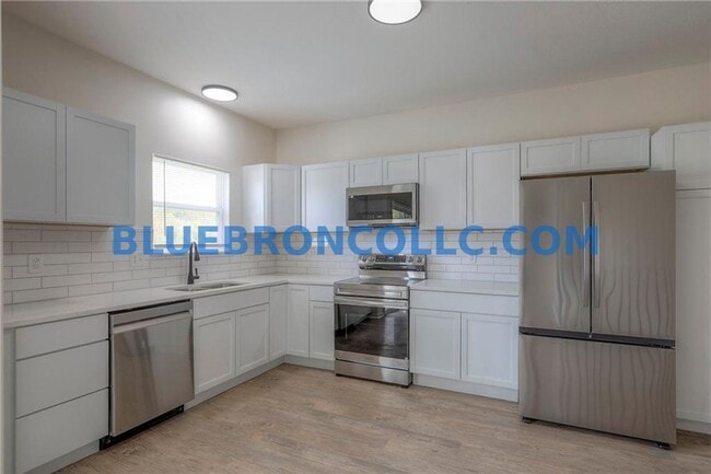 Building Photo - Completely renovated 3 bedroom unit with modern finishes and beautiful views.