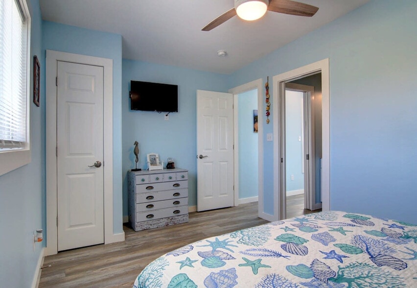 Building Photo - 1300 Eleventh Street-SI ID1023200P