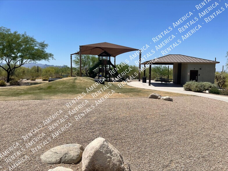 Building Photo - 7631 W Laurel Ln