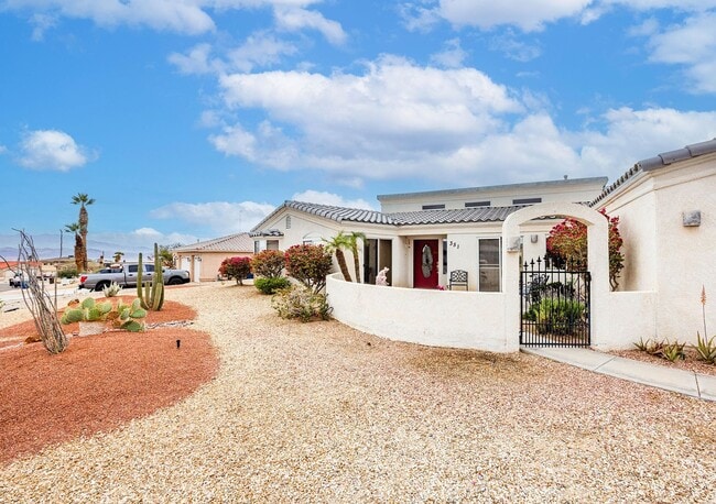 Building Photo - Long Term 4 Bedroom Rental with a Beautifu...