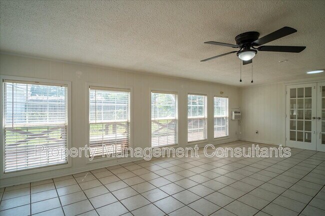 Building Photo - 2524 Chickasaw Dr