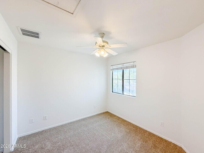 Building Photo - 1009 E Iris Dr