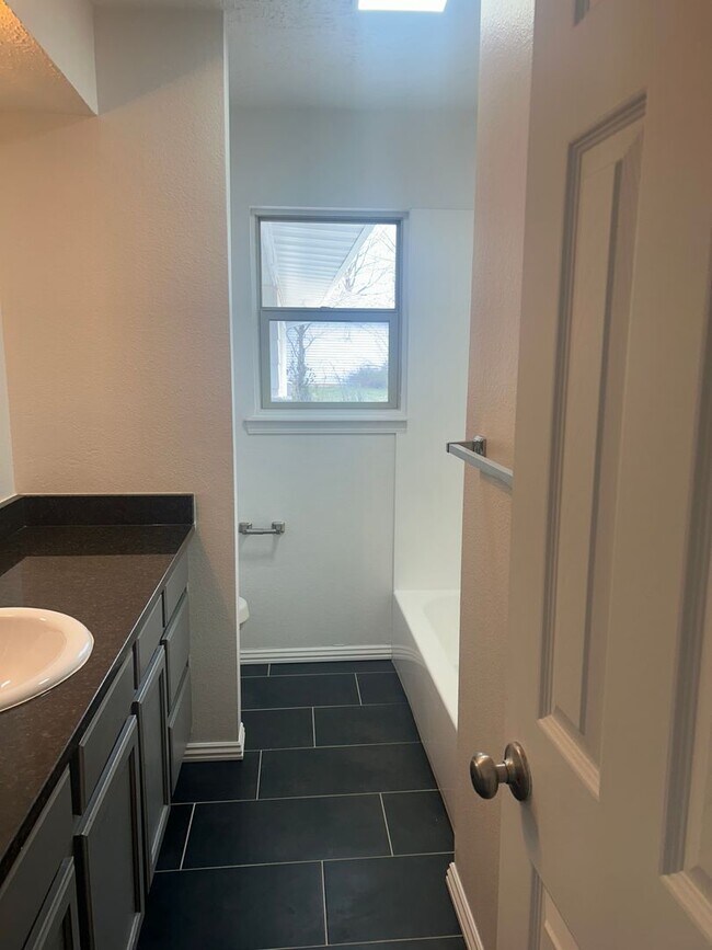 Building Photo - Newly Renovated 3 bedroom home