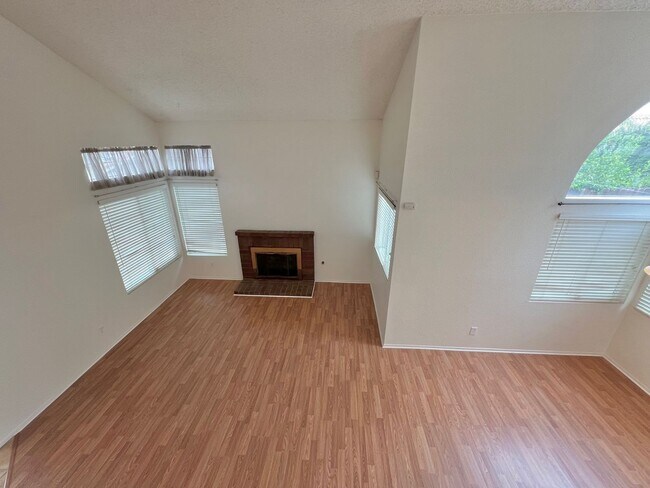 Building Photo - **Beautiful Lake Elsinore 3 Bdrm 2.5 Baths...
