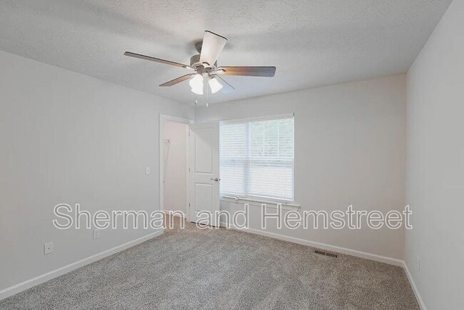 Building Photo - 2027 Lotus Dr