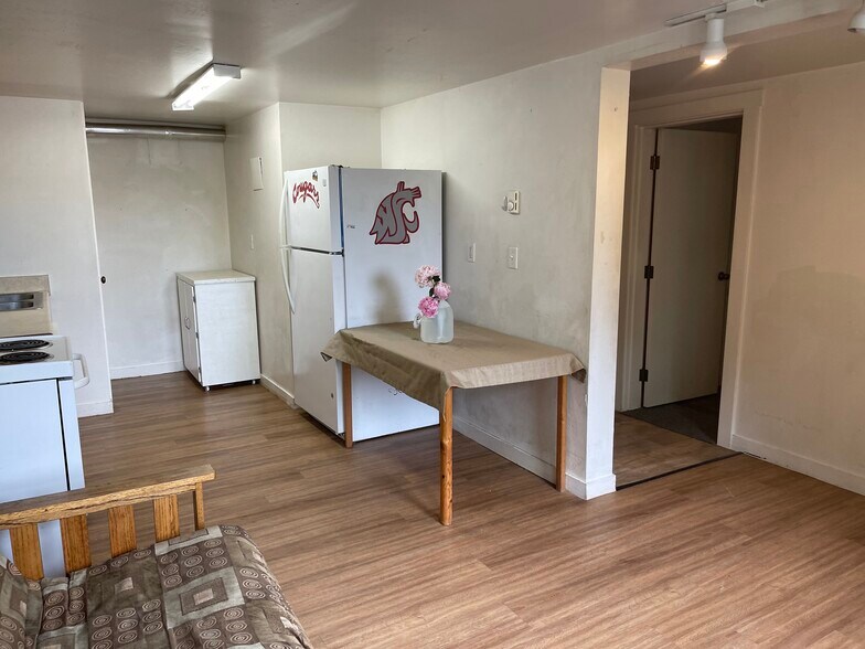 Building Photo - 810 NE Michigan St