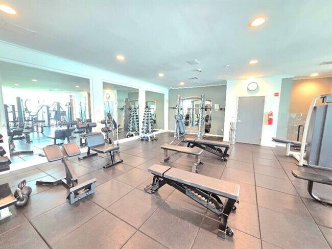 Building Photo - 1155 Brickell Bay Dr