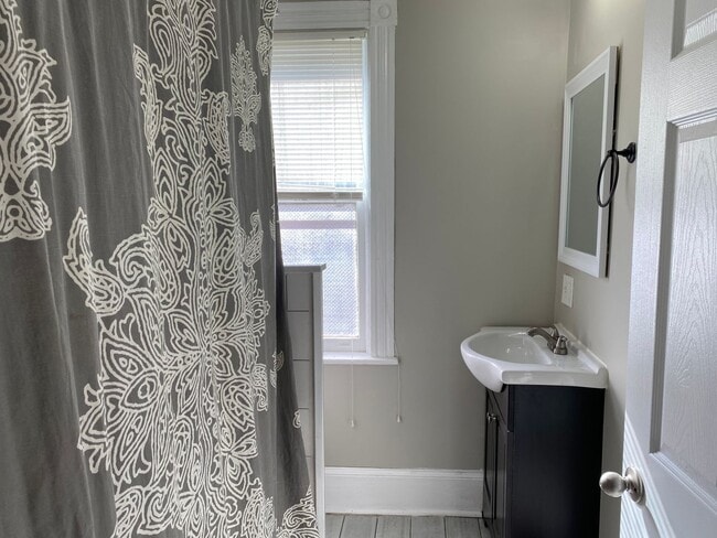 Building Photo - 528 E King St