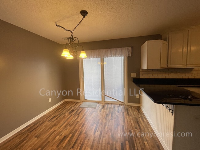 Building Photo - Beautiful 3b Room!Move in ready!