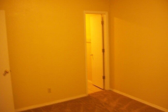 Building Photo - 827 Russell Cir