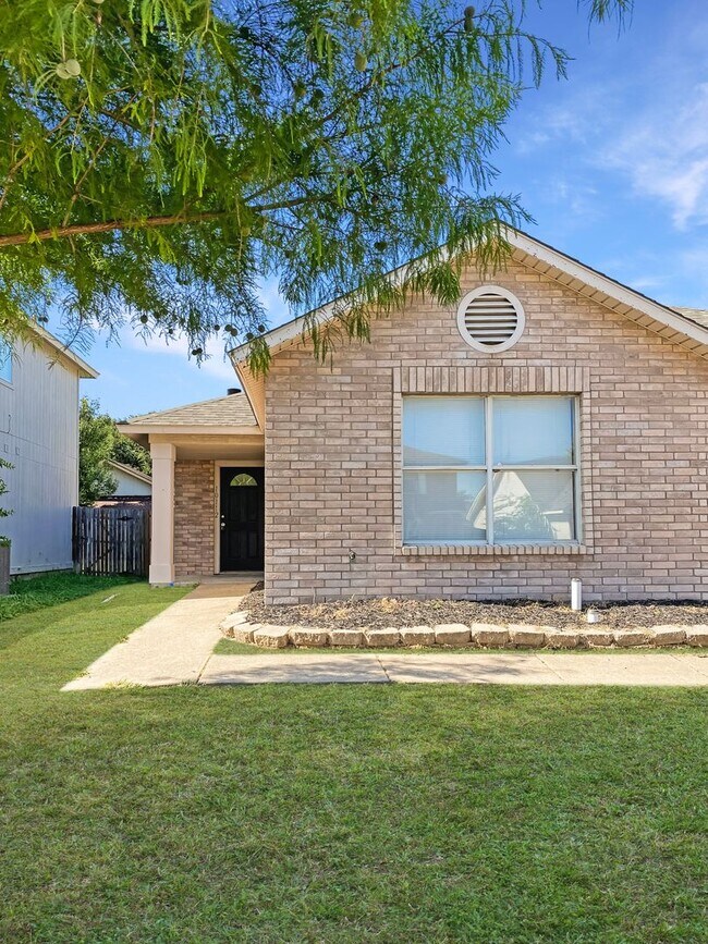 Building Photo - Coming Soon! 7/20/2026 - 3 Bedroom 2 Bath Home In Fort Worth