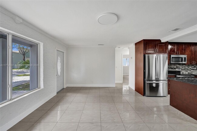 Building Photo - 924 N 30th Rd