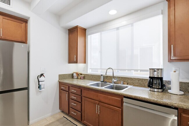 Building Photo - Steps from the Sand - Pacific Beach Townhome, Offered Fully or Partially Furnished