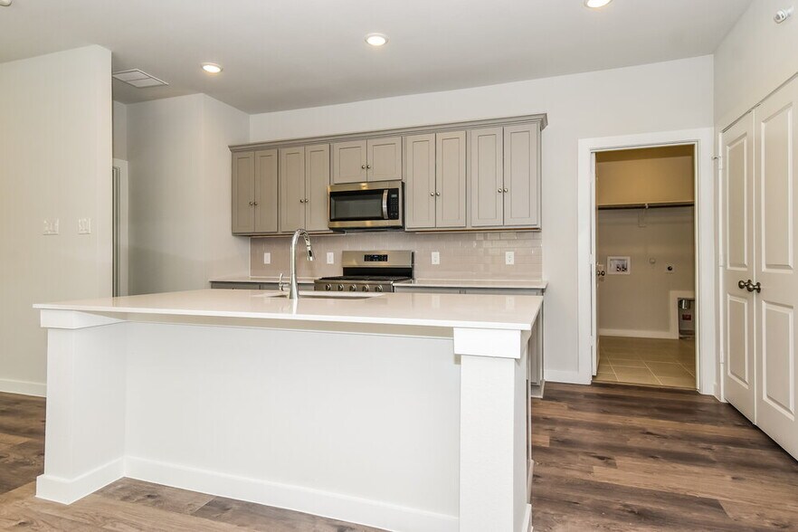 Building Photo - 819 Brilliance Dr
