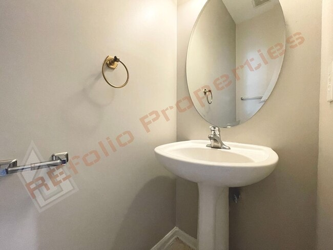 Building Photo - Lovely 4 Bedroom, 2.5 Bath Single-Family H...