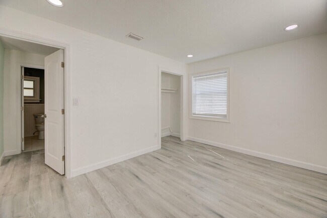 Building Photo - 1317 SW 31st St