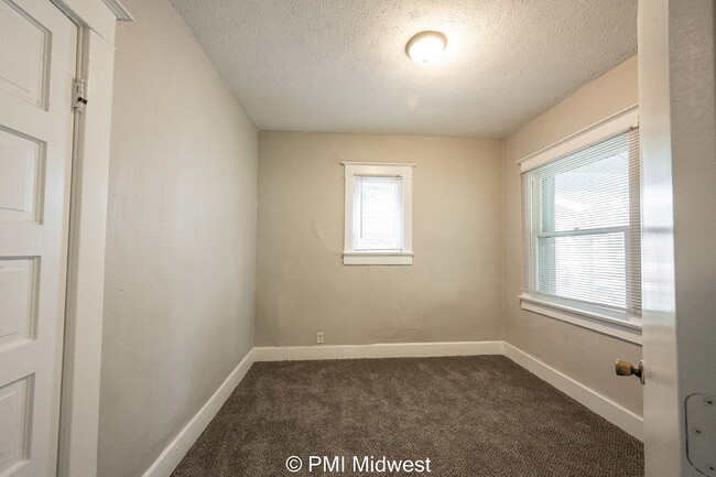 Building Photo - 130 N Gladstone Ave