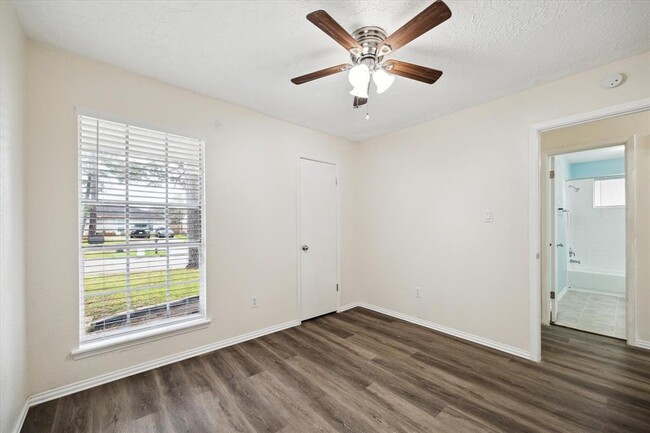 Building Photo - 5815 Bridgegate Dr