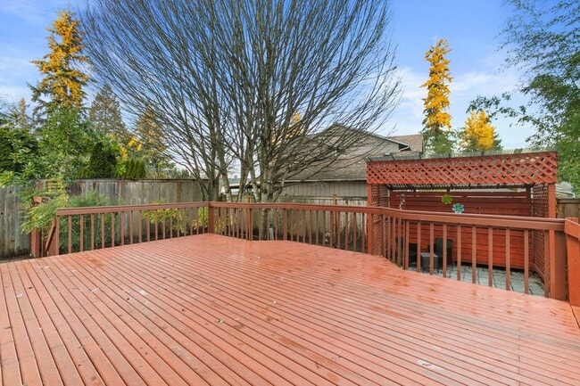 Building Photo - Beautiful 3 Bedroom Home in Bridle Trails