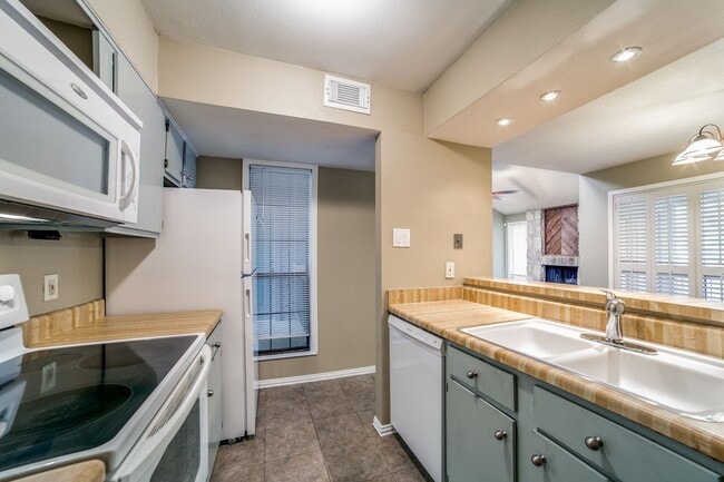 Building Photo - 2 Bedroom/2 Bath Woodmont Townhomes