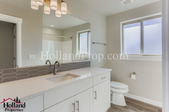 Building Photo - Beautiful 3-Bed Townhouse Near Downtown Hi...