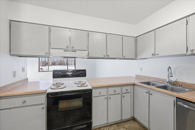 Building Photo - 900 N Wesglenn Cir