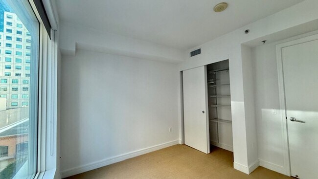 Building Photo - 2BR 2BA @ The BLU in SOMA/South Beach -AMSI