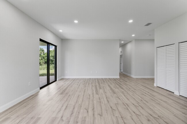 Building Photo - 556 Sherwood Ave S