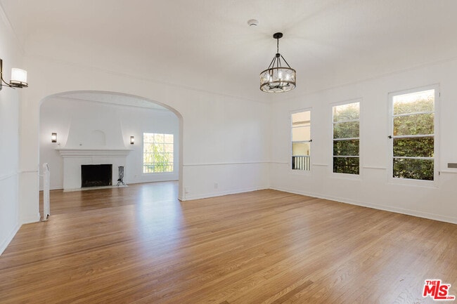 Building Photo - 1122 S Tremaine Ave