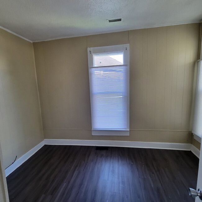 Building Photo - Near Westside 2BR House w/Attached Garage!
