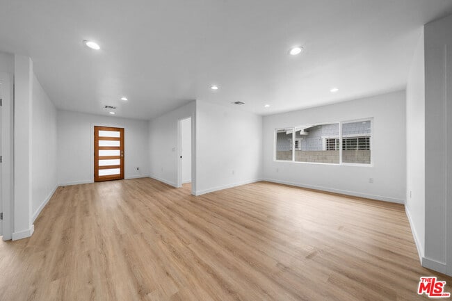 Building Photo - 1537 N Kingsley Dr