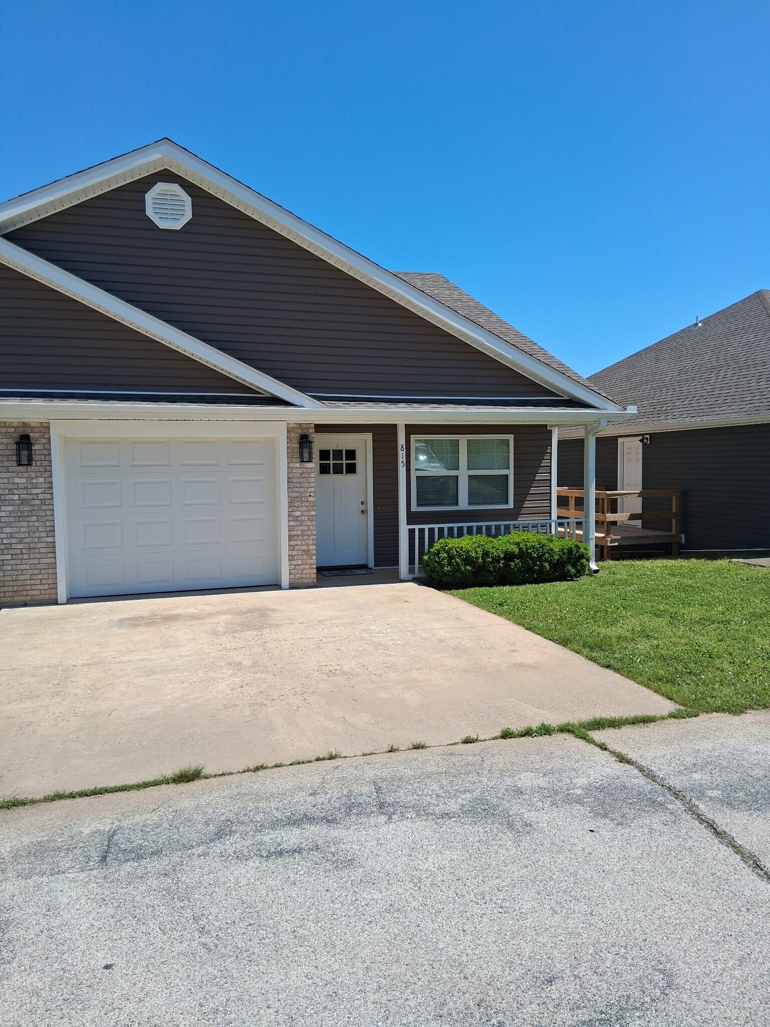 Building Photo - 815 Greenwood Dr