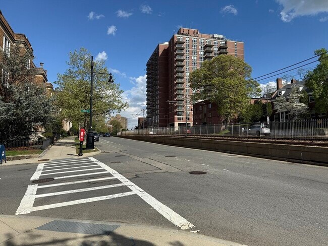 Building Photo - 2031 Commonwealth Ave