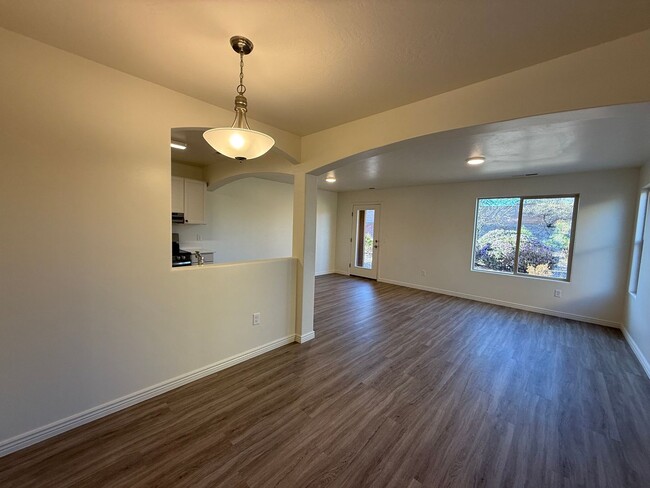 Building Photo - Remodeled Bluffview Townhome