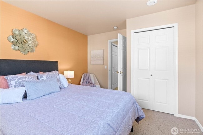 Building Photo - Town house available in desirable woodinville